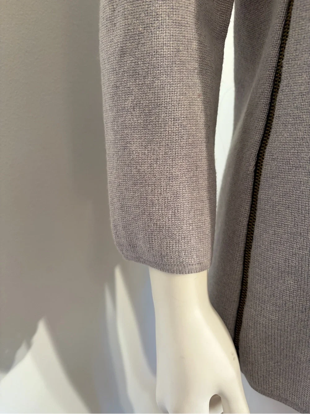 #924 Tory Burch Scoop-neck Sweater in Gray. 90% of sweater 100% Merino Wool